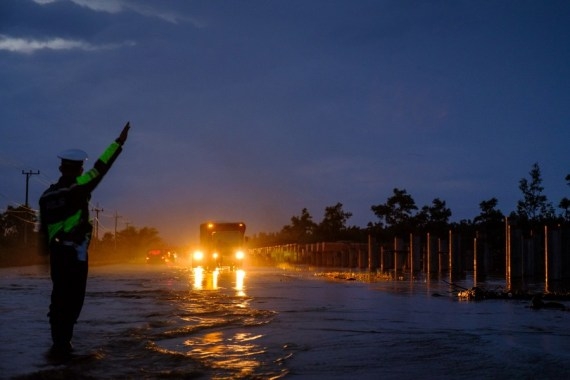 The Weekend Leader - 6 killed in Indonesia flash floods